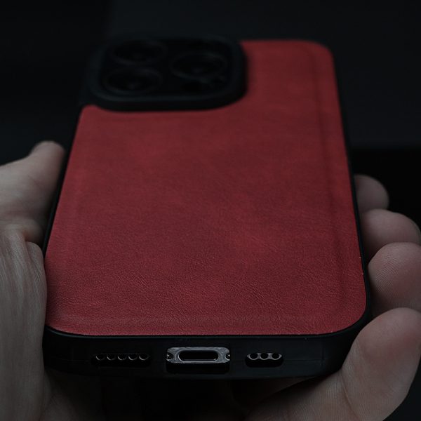 Кожен калъф за iPhone 14 Pro Max червен отдолу