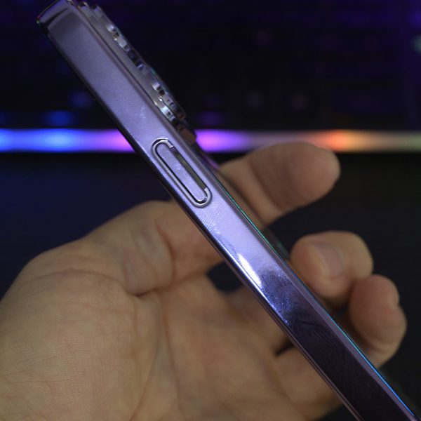 Прозрачен силиконов калъф за iPhone 15 Pro Max лилав копче