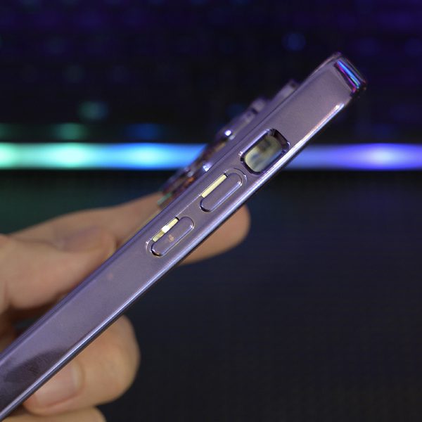Прозрачен силиконов калъф за iPhone 15 Pro Max лилав копчета